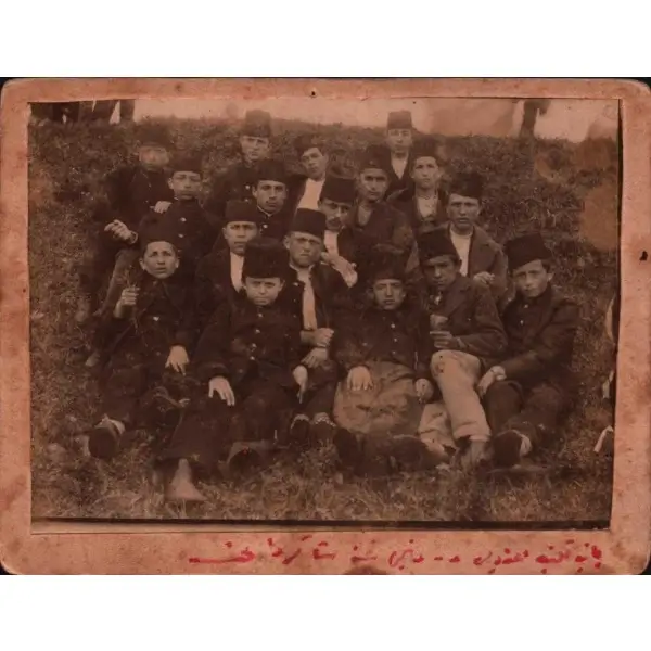 Ali Kemali Bey´den imzalı Yanya Mekteb-i İdadisi öğrencilerinin hatıra fotoğrafı, 10x13 cm