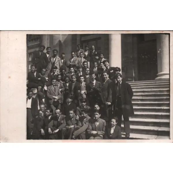 İstanbul Arkeoloji Müzesi´nin önünde toplu hatıra fotoğrafı çektiren öğrenciler, 1932, 9x14 cm