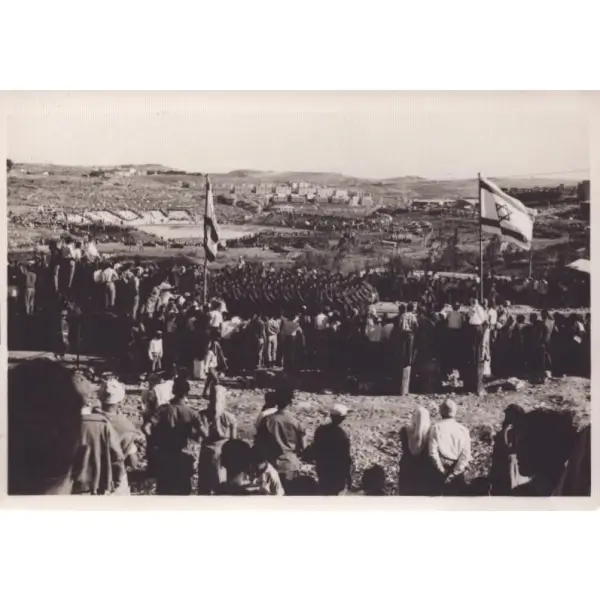 İsrail Devleti´nde bir bayram kutlaması esnasında askerî geçidi izleyen halk, 7x10 cm