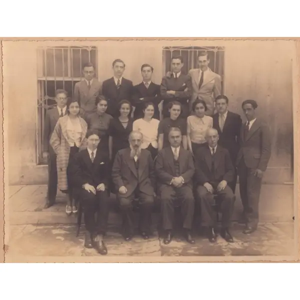 Galata Musevi Lisesi talebesinin toplu hatıra pozu, Foto Kartal, paspartu: 29x34 cm