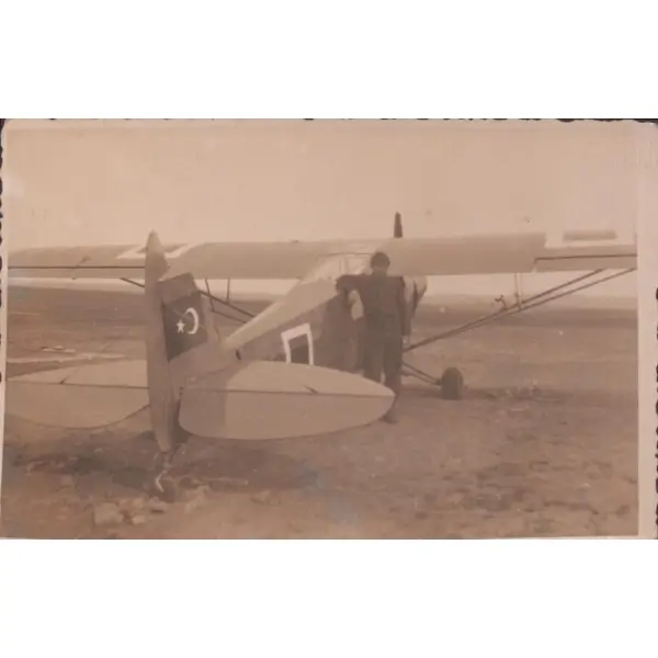 Hava gözetleyicisinin topçu uçağı ile hatıra fotoğrafı, Polatlı/Ankara 1952, 9x14 cm