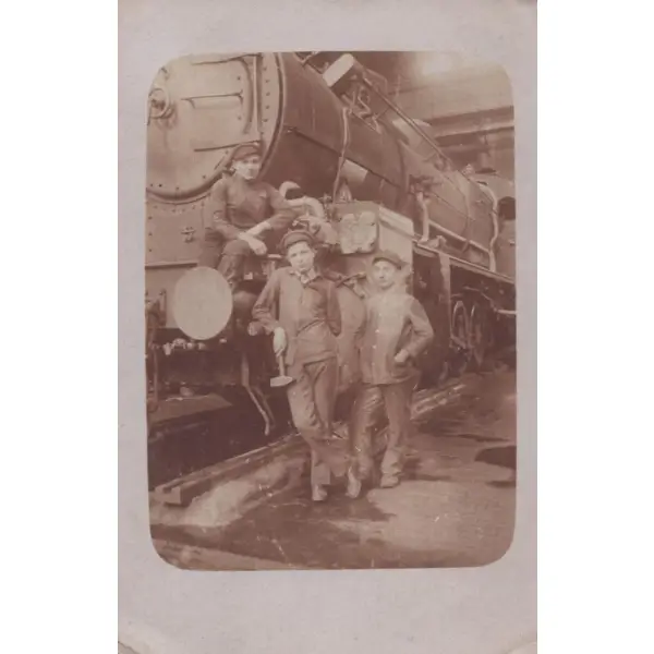 Lokomotif önünde hatıra fotoğrafı çektiren makinistler, 1918, 9x14 cm