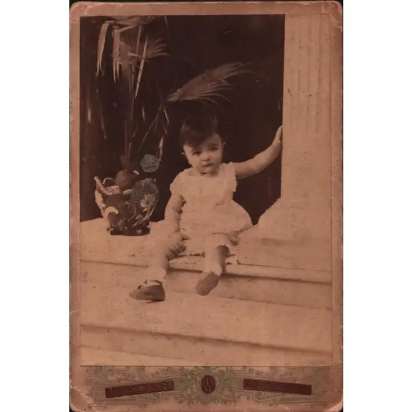 Ağlamaklı sevimli bebeğin kabin fotoğrafı, Foto Apollon [Gülmez Biraderler]- Constantinople, 11x16 cm