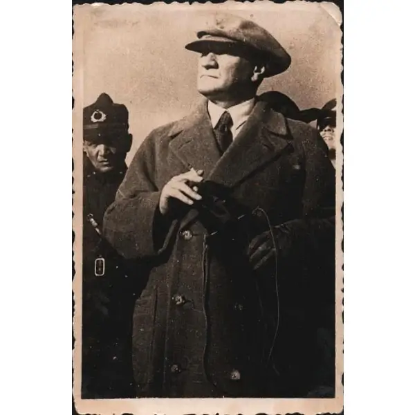 Edirne´de elinde dürbün ve sigarası ile gökleri izleyen Mustafa Kemal Atatürk, 1930, 6x9 cm