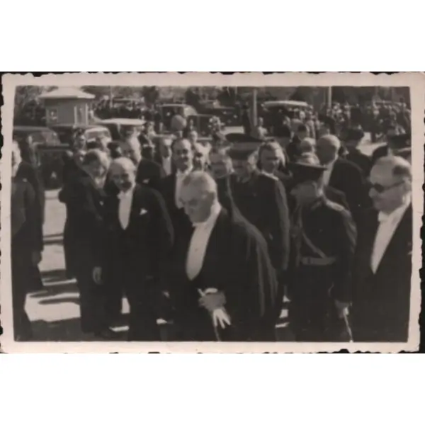 Mustafa Kemal Atatürk, İsmet İnönü ve Fevzi Çakmak, Cumhuriyet Bayramı kutlamaları için TBMM´ye gelirken, 29 Ekim 1936, 5x8 cm