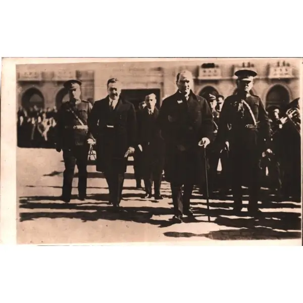Mustafa Kemal Atatürk, İsmet İnönü ve başyaver Rusuhi Bey TBMM´den ayrılırken, 9x14 cm