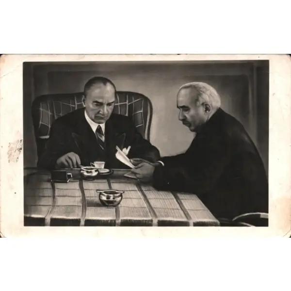 Mustafa Kemal Atatürk ile İsmet İnönü masa başında istişare ederlerken