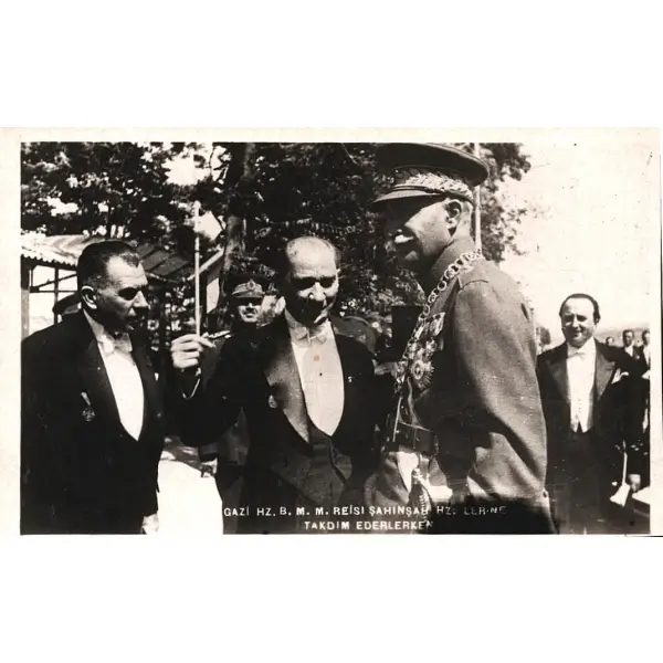İran Şahı Rıza Han’ı, Ankara’yı ziyaretinde karşılayan Mustafa Kemal Atatürk, 15 Haziran 1934,  9x14 cm