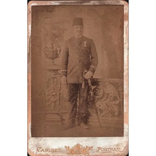 Elinde kılıcı ile poz veren madalyalı genç Osmanlı subayının kabin fotoğrafı, 11x16 cm