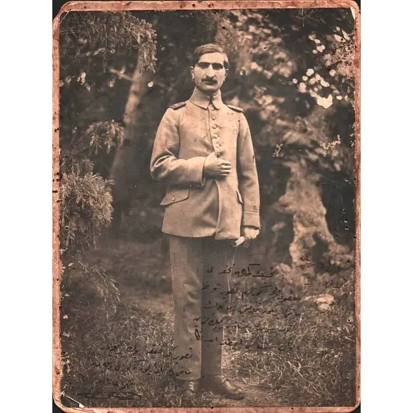 Elinde kâğıdı ile ağaçlar arasında poz veren bir subayın ithaflı ve imzalı hatıra fotoğrafı, 1333, 12x16 cm