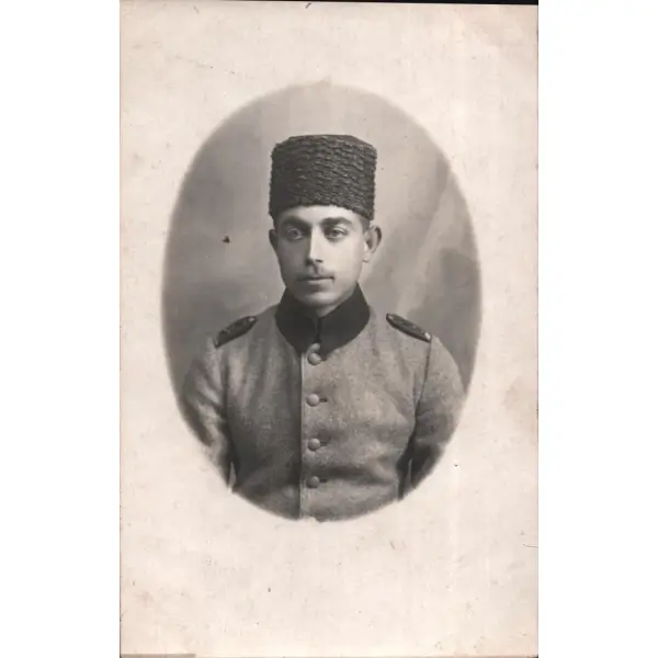 Kalpaklı Osmanlı subayının ithaflı ve imzalı hatıra fotoğrafı, 1337, Halilzade Hüseyin Kadri Fotoğrafcı, 9x14 cm