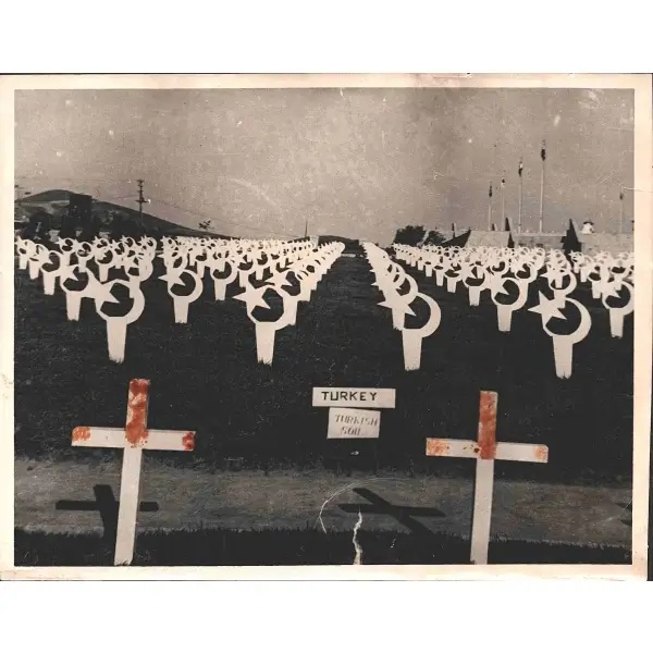 Kore Savaşı sonrasında Türk şehitliği, 20x28 cm