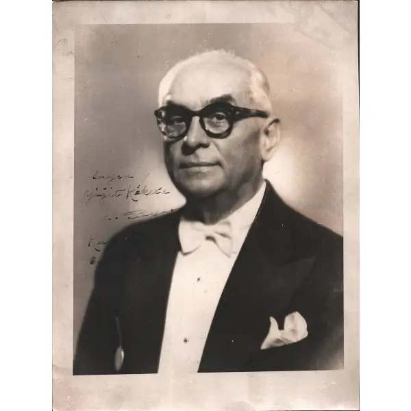 Türkiye´nin üçüncü ve asker kökenli olmayan ilk cumhurbaşkanı Celal Bayar´ın siyasetçi Yiğit Köker´e ithaflı ve imzalı fotoğrafı, Kayseri 1962, 17x23 cm