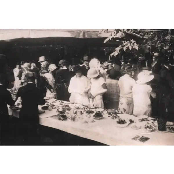 Mustafa Kemal Atatürk'ün katıldığı bir resepsiyonda şık giyimli insanlar, Foto Francais- Pera/Constantinople, 9x14 cm