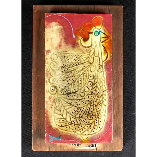 Ressam ve seramik sanatçısı Jale Yılmabaşar imzalı ahşap üzerine seramik boyama horoz çalışması, 19x29 cm
