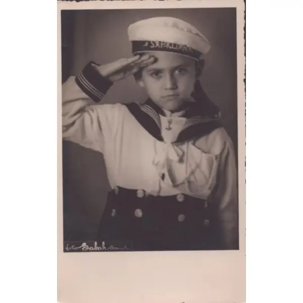 Denizci şapkası ve kostümüyle poz veren küçük çocuğun 