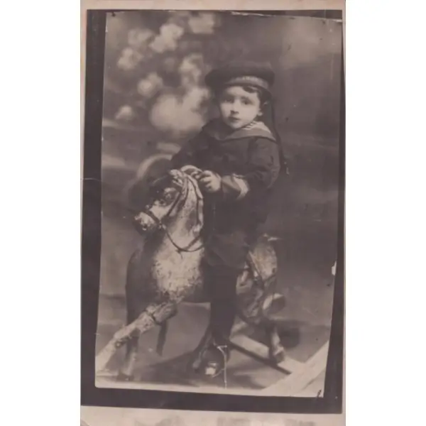 Oyuncak atıyla poz veren denizci şapkalı ve kostümlü küçük çocuğun stüdyo hatıra fotoğrafı, 9x14 cm