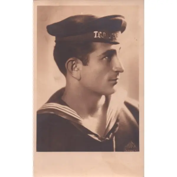 Şapkası ve üniformasıyla poz veren denizci askerin ithaflı ve imzalı, 