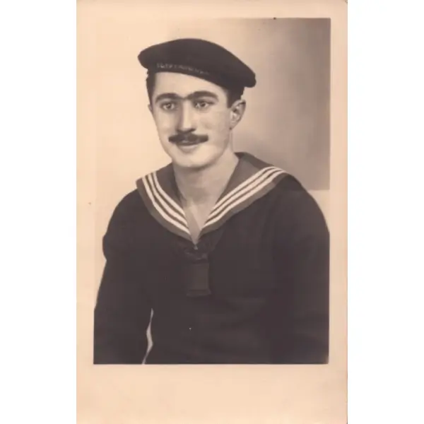 Şapkası ve üniformasıyla poz veren denizci askerin ithaflı ve imzalı stüdyo hatıra fotoğrafı, 9x14 cm