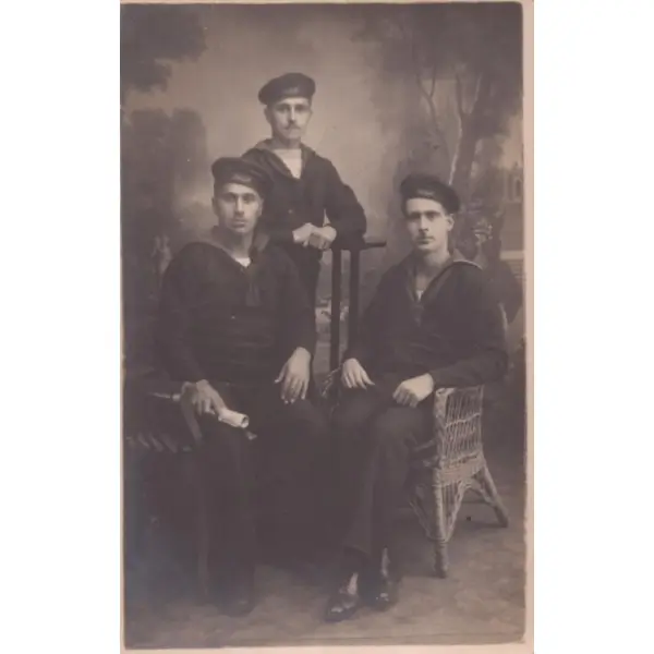 Osmanlıca yazılı şapkaları ve üniformalarıyla poz veren üç denizci askerin 