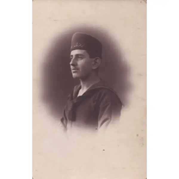Osmanlıca yazılı şapkası ve üniformasıyla poz veren denizci askerin ithaflı ve imzalı stüdyo hatıra fotoğrafı, 9x14 cm