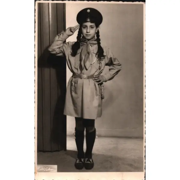 İzci kostümlü küçük kızın ithaflı imzalı stüdyo hatıra fotoğrafı, 9x14 cm