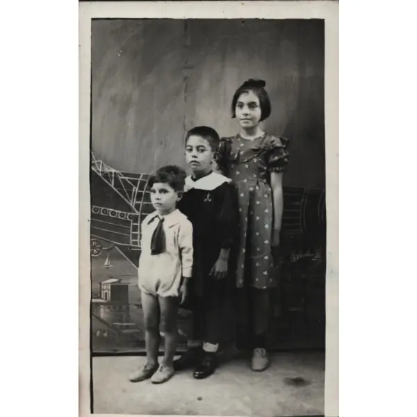 Tayyareli fon perdesi önünde üç küçük kardeşin hatıra fotoğrafı, 9x14 cm