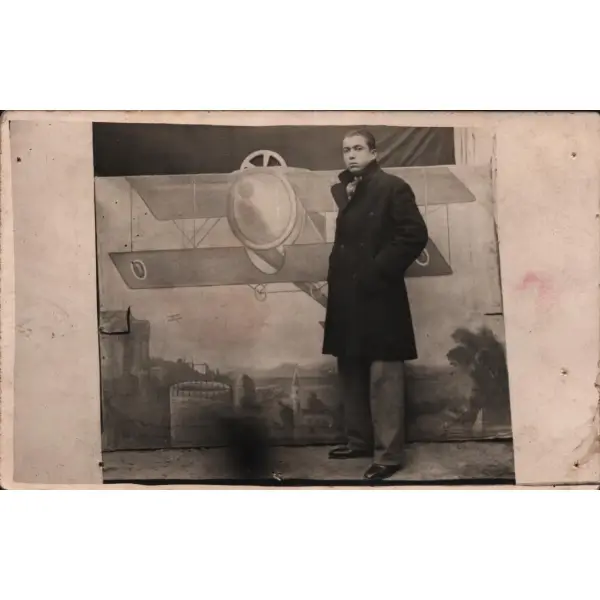 Tayyareli fon perdesi önünde hatıra fotoğrafı, 14x9 cm