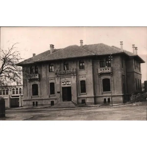 Ziraat Bankası Konya Şubesi´nin görünümü, giriş kapısının üzerinde 