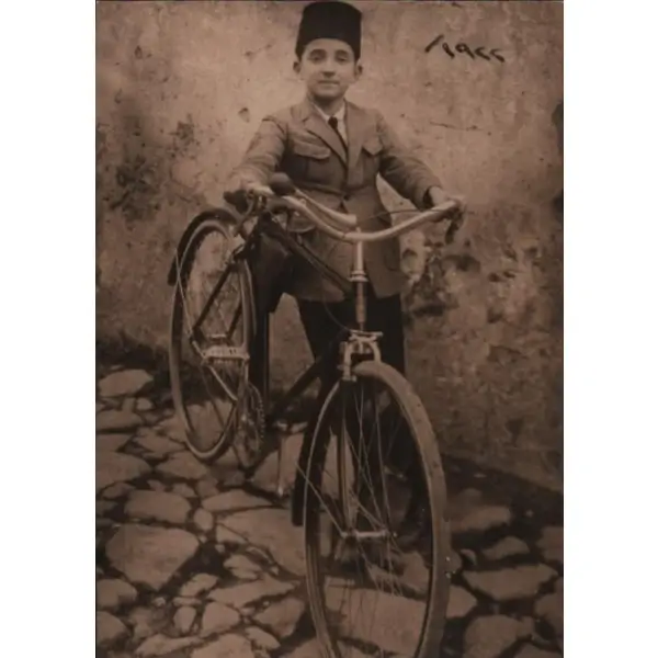 Bisikletiyle poz veren fesli çocuğun 1922 tarihli hatıra fotoğrafı, 7x10 cm