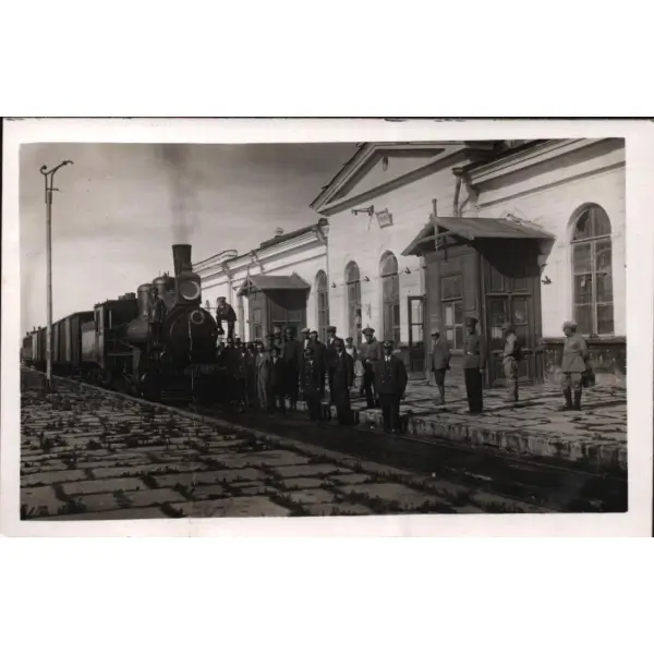 Kars tren istasyonunda buharlı kara tren ile fotoğraf çektiren makinistler, 9x14 cm