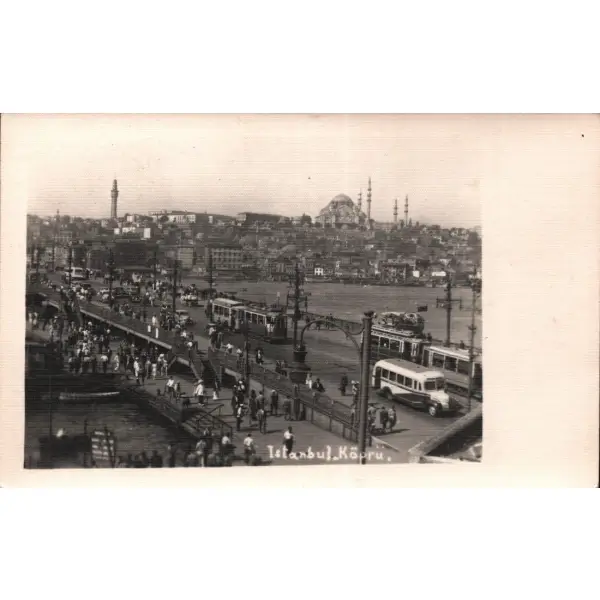 Galata Köprüsü üzerinde insanlar ve otomobiller, arkada Süleymaniye Camii ve solda Beyazıt Yangın Kulesi, 9x14 cm