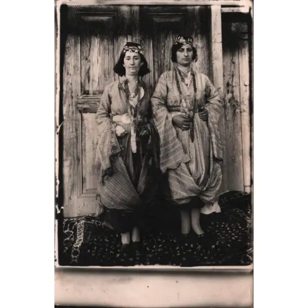 Yöresel kıyafetli kadınlar, 9x14 cm