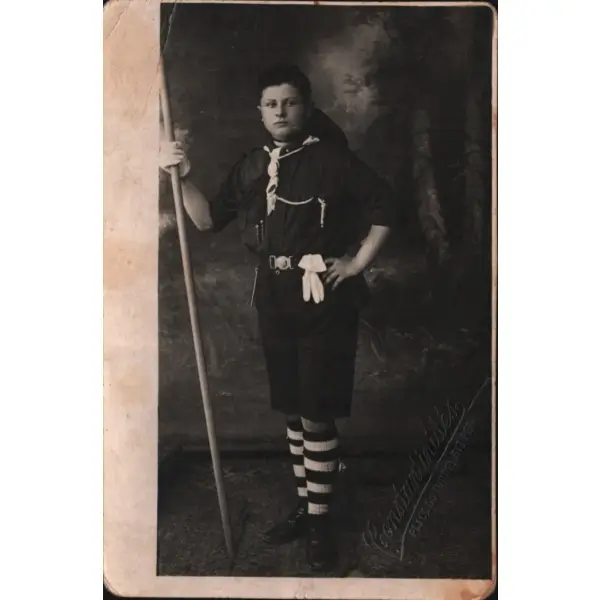 Elinde sopasıyla poz veren genç izci, Foto Constantinides-Pera, 1929, 9x14 cm