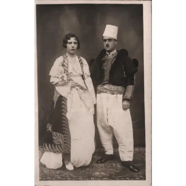 Yöresel kıyafetli hanımefendi ile beyefendinin hatıra fotoğrafı, 9x14 cm