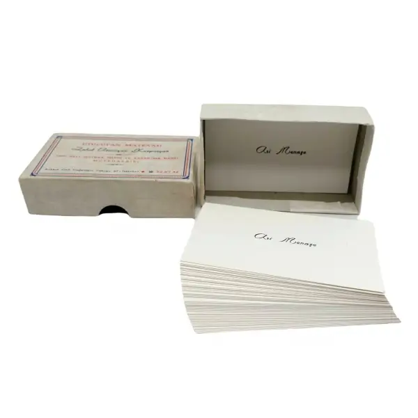 Zabel Ütücüyan Kasparyan kartvizit kutusunda Ari Menaşe´ye ait kartvizitler, 10x6x3 cm