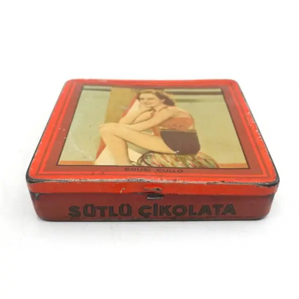 MELBA marka teneke çikolata kutusu, üzeri Sousi Cullo görselli, 9x9x2 cm