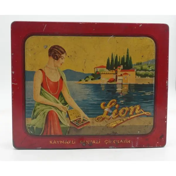 LION marka resimli teneke çikolata kutusu 20x16x4 cm
