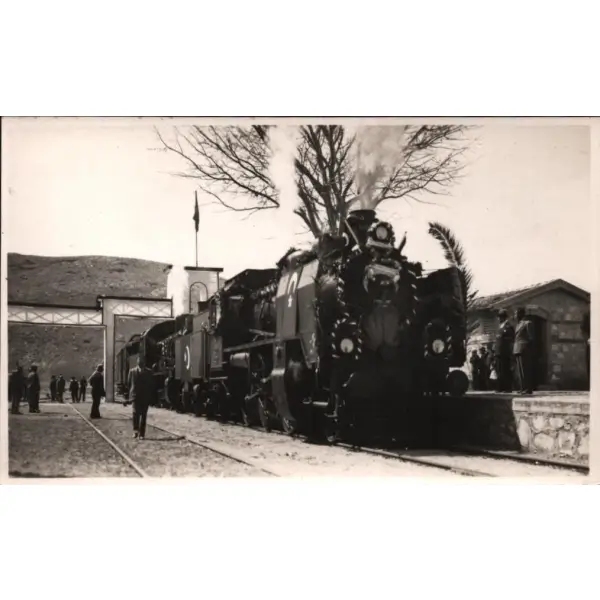 Demiryolu hattının açılış kutlamalarına özel bayraklarla süslenmiş lokomotif, 9x14 cm