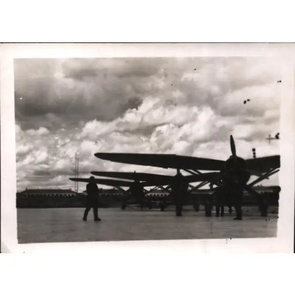 3114 numaralı çift kanatlı uçak ve makinistler, 9x14 cm