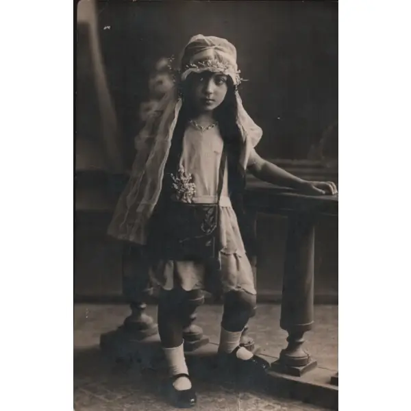 Cüz çantasıyla poz veren kız çocuğunun hatıra fotoğrafı, Foto Venüs- Constantinople, 9x14 cm