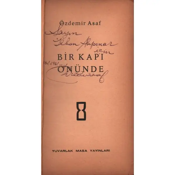 BİR KAPI ÖNÜNDE, Özdemir Asaf, 1957, Yuvarlak Masa Yayınları, 84 sayfa, 12 X 19,5 cm… İTHAFLI VE İMZALI…