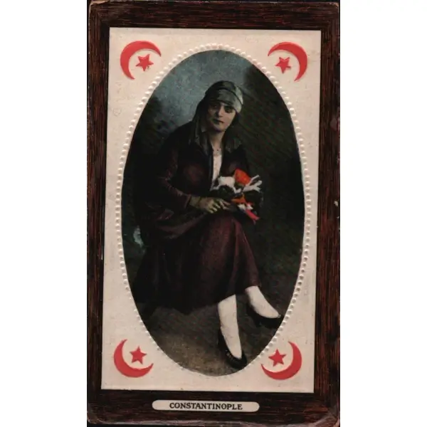 Gofre ay yıldız desenli, elinde çiçeğiyle hanımefendi kartpostalı, Constantinople, ed. MJ.B.