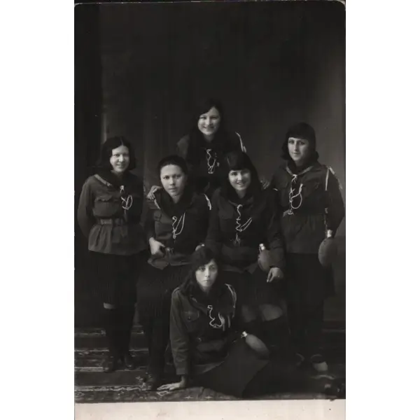 İzci kadınların toplu hatıra fotoğrafı ihaflı ve imzalı, 19 Ocak 1932, 9x14 cm