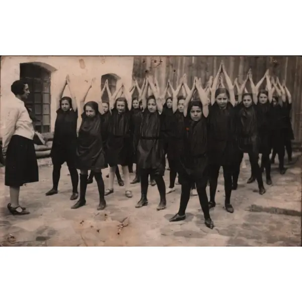 Kastamonu Kız Lisesi öğrencilerinin terbiye-i bedeniyye (fiziksel gelişim) dersinden bir hatıra fotoğrafı, 9x14 cm