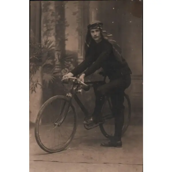 Başında örtüsü ve bisikletiyle poz veren beyefendinin stüdyo fotoğrafı, Foto Artıstıque Pera, 9x14 cm