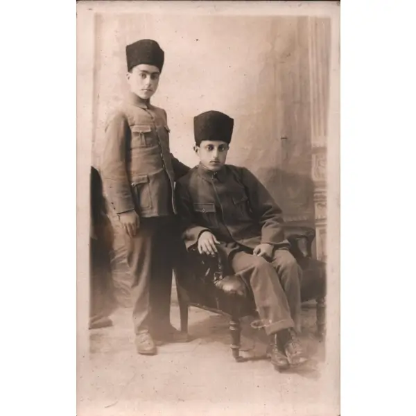 Kalpaklı iki genç subayın stüdyo hatıra fotoğrafı, Foto Splendid Andriomenos Pera, 9x14 cm