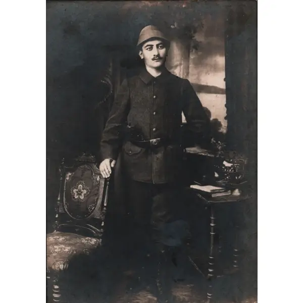 Bir Osmanlı subayının stüdyo fotoğrafı, 9x14 cm