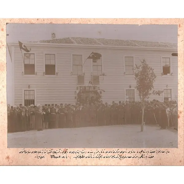 Manyas´ta inşa ettirilen bir ilkokulun, Padişahın cülus gününe denk gelen açılış töreninde çektirilen toplu hatıra fotoğrafı, 1323, paspartu: 30x37 cm