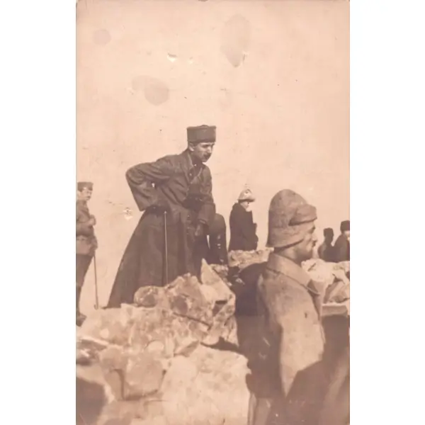 Kocatepe´de muharebeyi takip eden İsmet Paşa ve arka planda Mustafa Kemal Atatürk